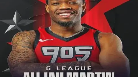 夏日羽坛风光好，少儿球场显英姿。